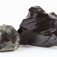 Obsidian Meaning, Healing Properties & Feng Shui Benefits